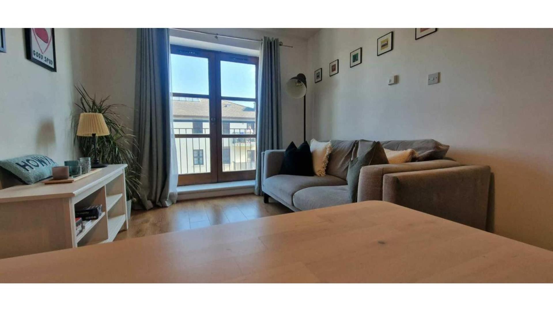 Large 2bd At Trendy Portobello Centre *